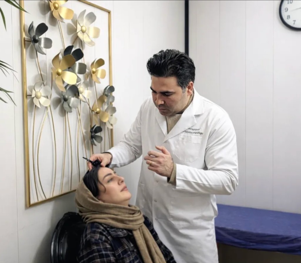 دکتر پارسا چراغی‌پور در حال ارزیابی و مشاوره با بیمار در مطب