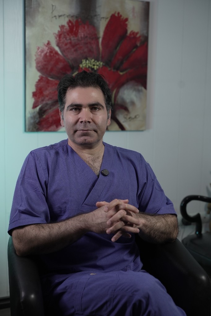 پرتره دکتر پارسا چراغی‌پور در مطب